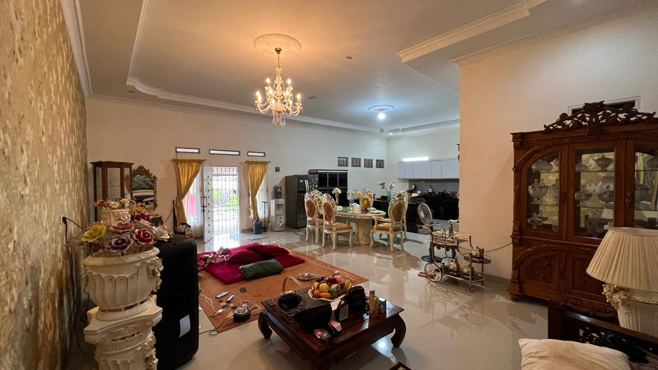 Rumah pribadi besar super mega
